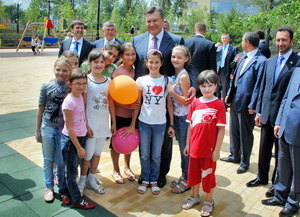 1. Виктор Янукович и дети_новый размер.jpg